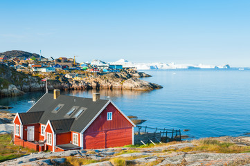 Papier peint photo Arctique Maisons colorées au bord d'Ilulissat  © smallredgirl