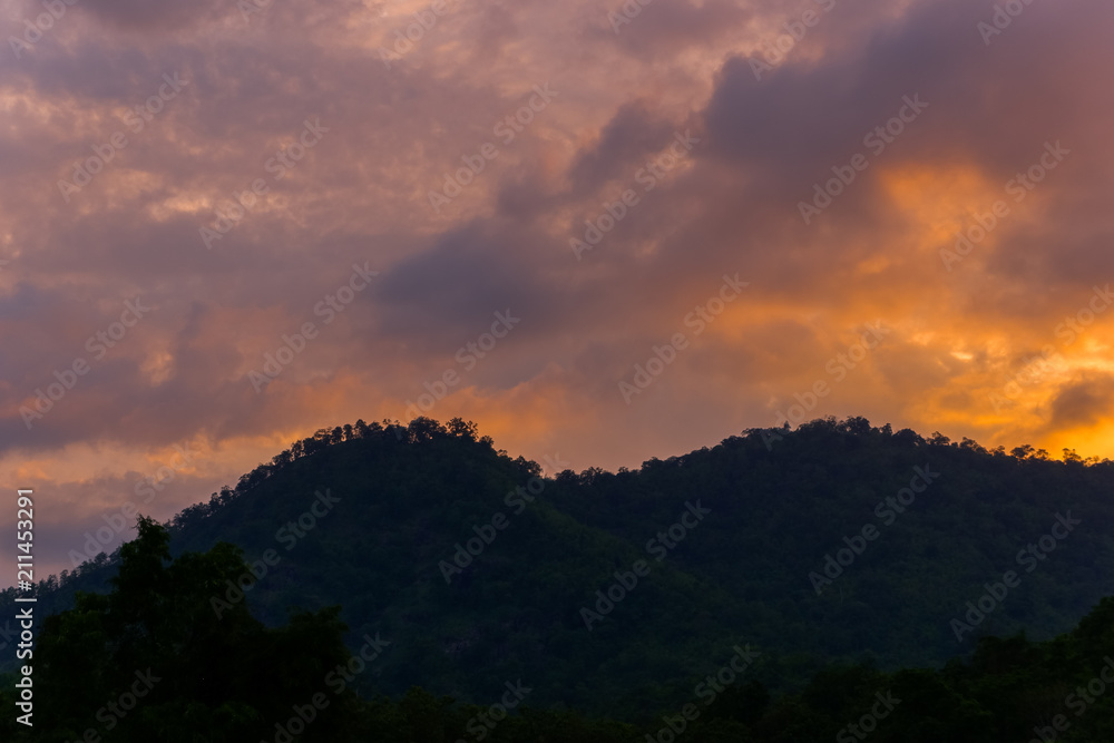 Obraz premium sunlight over mountain