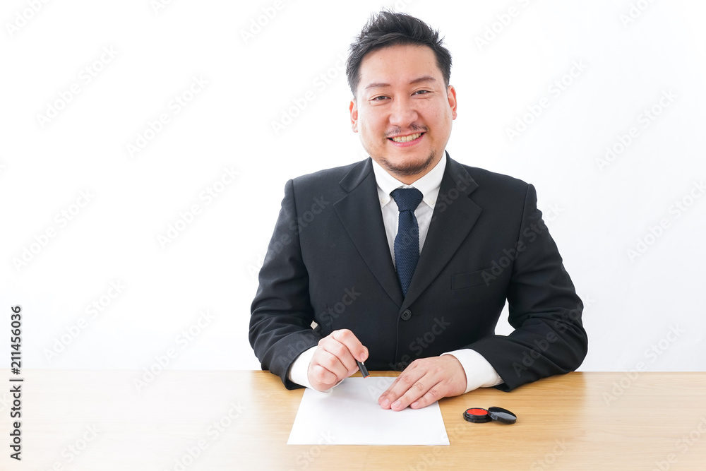 契約するビジネスパーソン