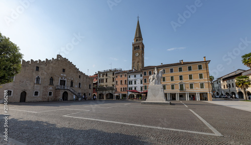 Tableau sur toile Portogruaro, piazza della Repubblica con il Municipio storico - panorama cittadi