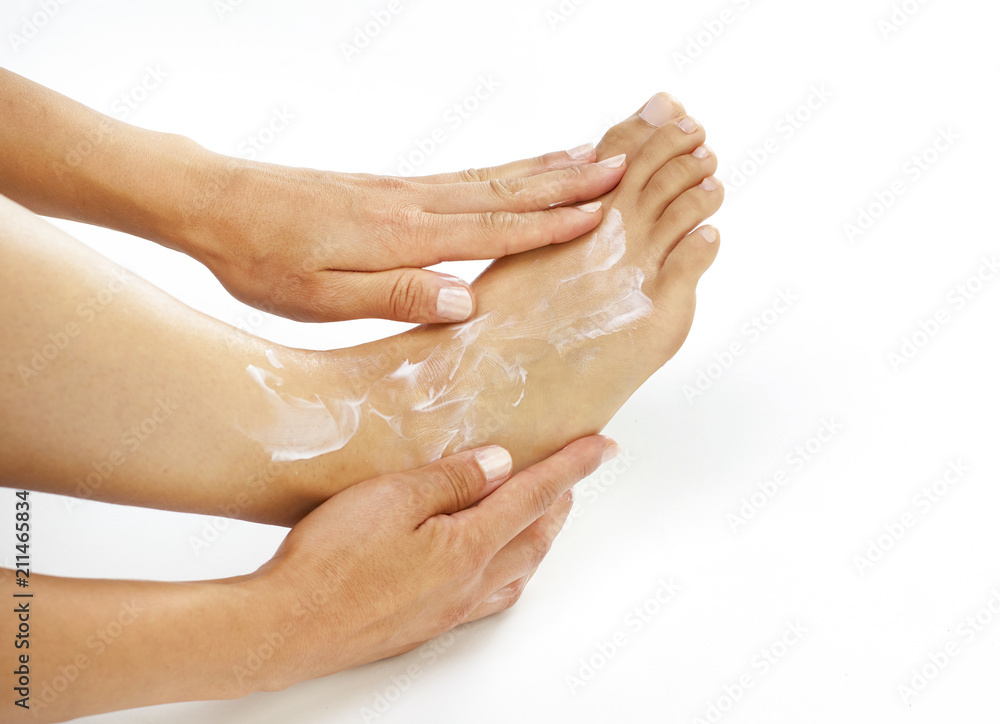 Fototapeta premium Junge Frau bei der Fußpflege