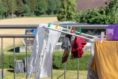 Kleidungsstücke aufgehängt auf dem Wäscheständer auf dem Balkon zum Trocknen