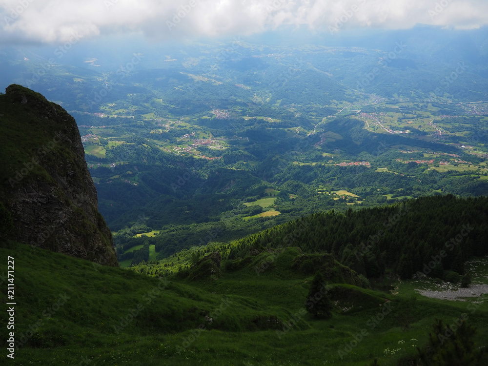 Fototapeta premium paesaggio di montagna, sole e natura