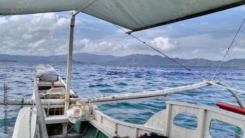 Barco navegando en el océano entre islas filipinas © larnau