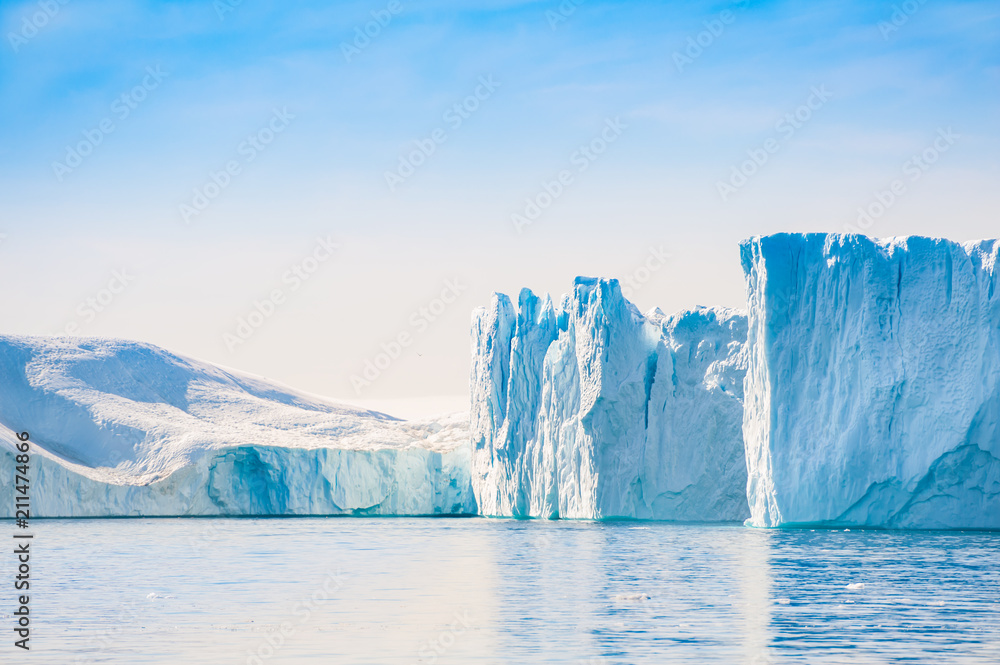 Obraz premium Duże góry lodowe w lodowym fiordu Ilulissat w Grenlandii