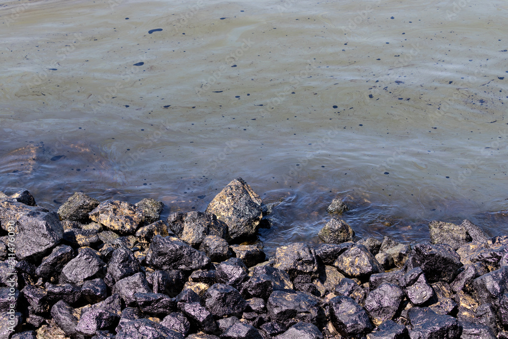 oil pollution at the shore