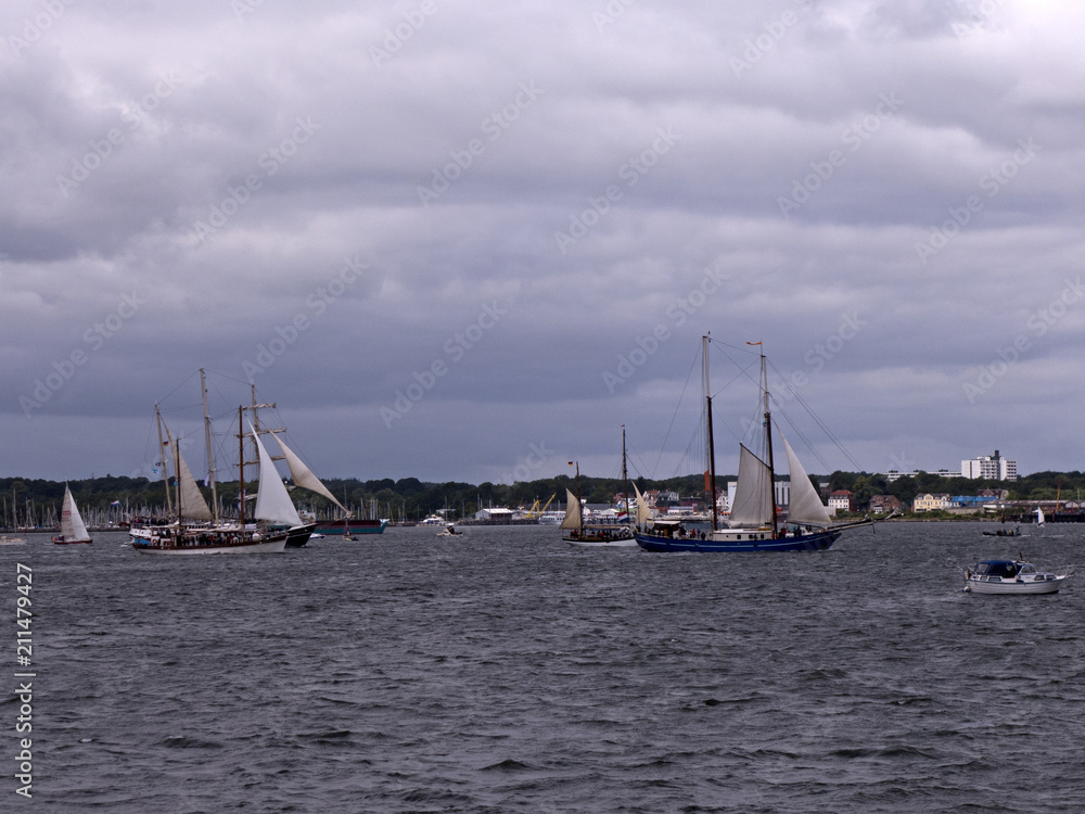 Windjammer Ausfahrt zur Kieler Woche. Viele Segelboote auf der Förde