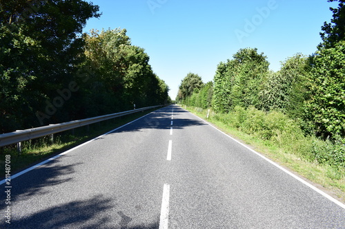 gerade Straße bei Nickenich 07/18 photo