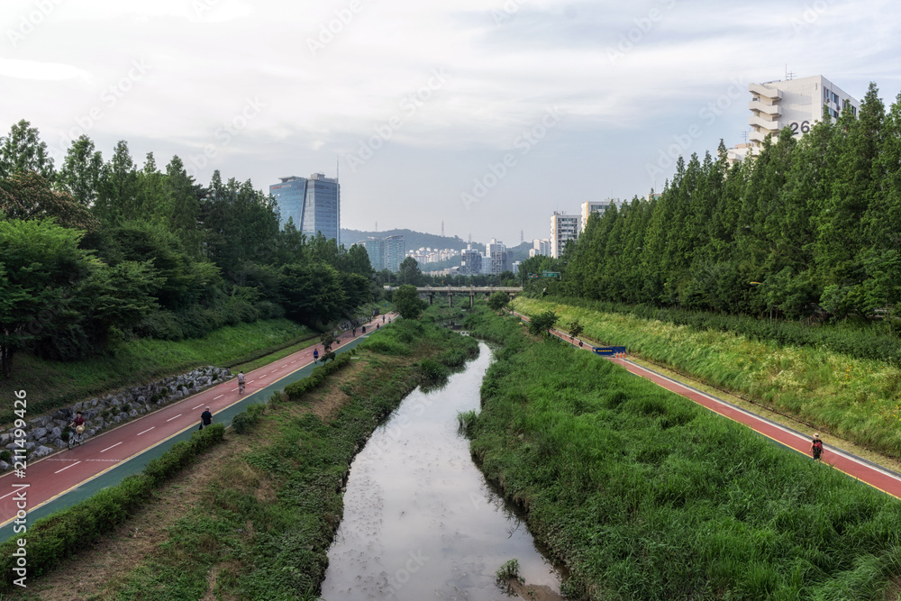 Obraz premium Jogging pathway near Han River