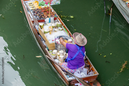 Damnoen Saduak Floating Market near Bangkok in Thailand © Southtownboy Studio