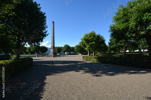 Obelisk am Circus in Putbus auf R  gen