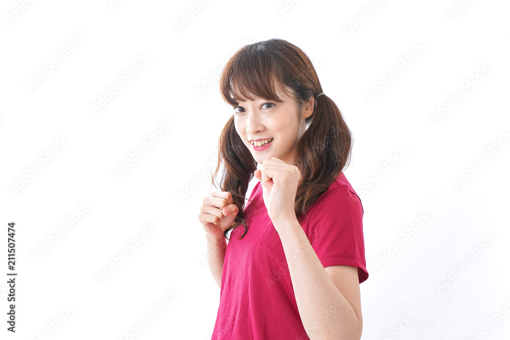 キックボクシングする女性