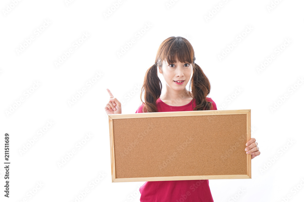 コルクボードを持つ女性