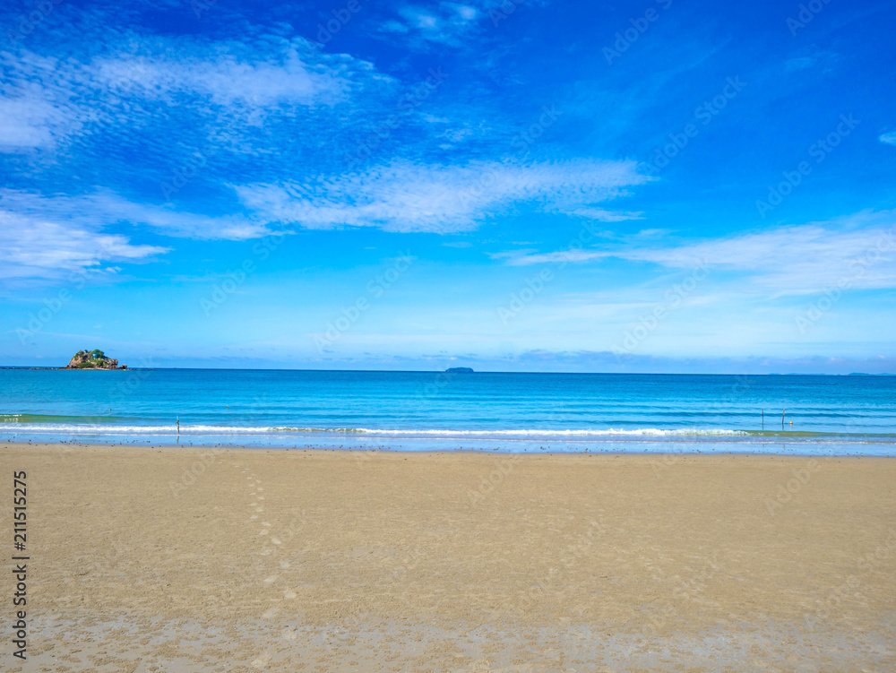 Obraz premium Amazing ocean Blue sky and beautiful sand on the beach in vacation time,Holiday on the beach,Summer concept.Thailand