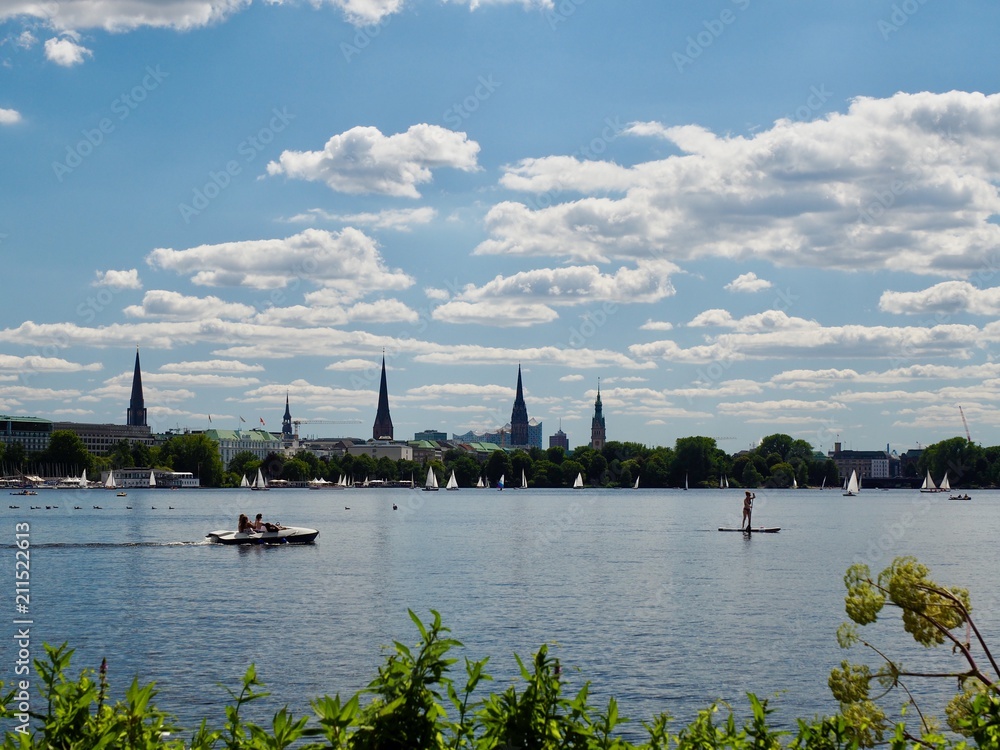 Hamburg Alster Skyline Boote blauer Himmel