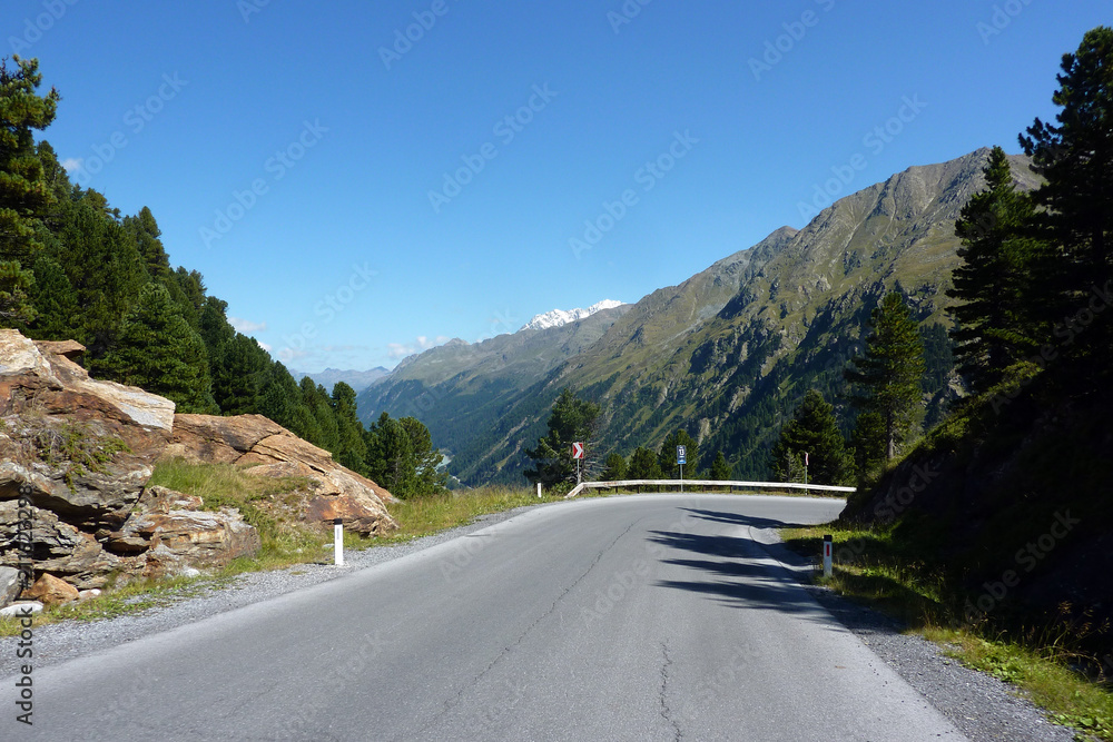 Naklejka premium Straße ins Kaunertal