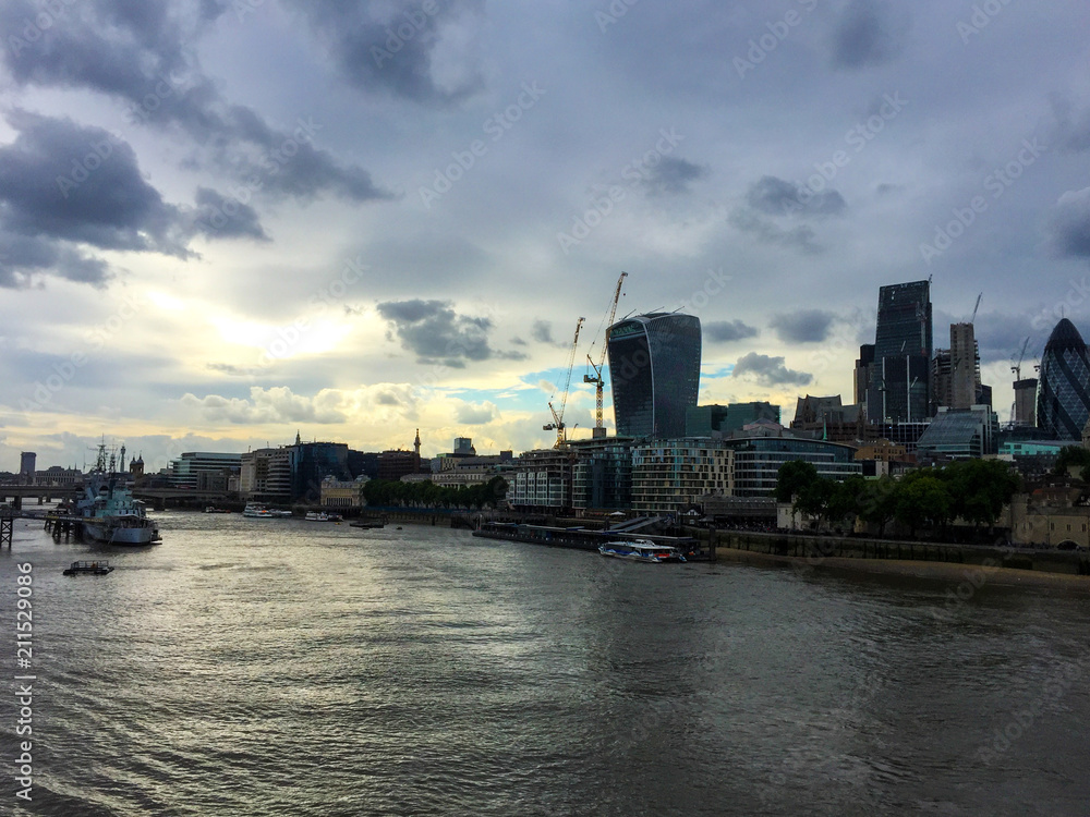 Finanzzentrum London und Themse in der Abenddämmerung 