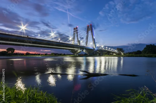 Obraz nowoczesny most nad Wisłą, Kraków, Polska, oświetlony w nocy