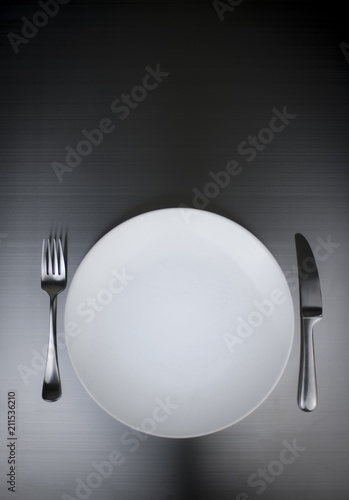 Obraz na płótnie Modern Plate and Silverware on Stainless Steel Table w salonie