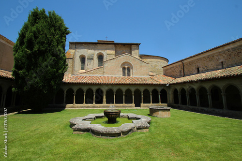 cloître de l'abbaye de saint hilaire dans l'aude en france
