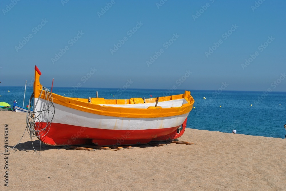 Kolorowa łódź na plaży