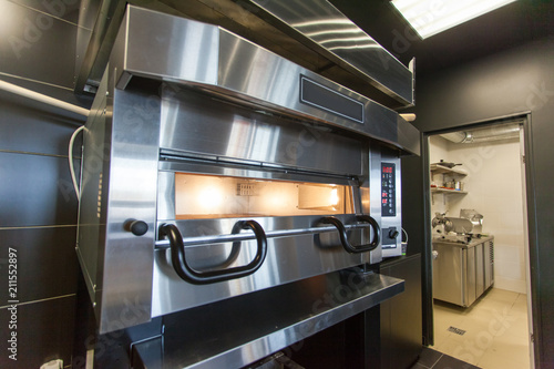 Fotografia A modern oven for baking pizza in a restaurant