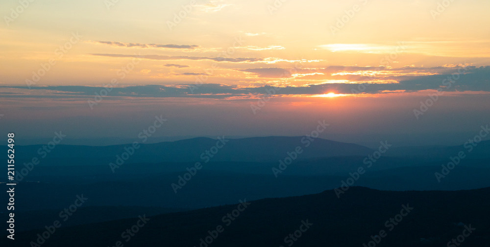 Fototapeta premium Sunset over New England mountains 