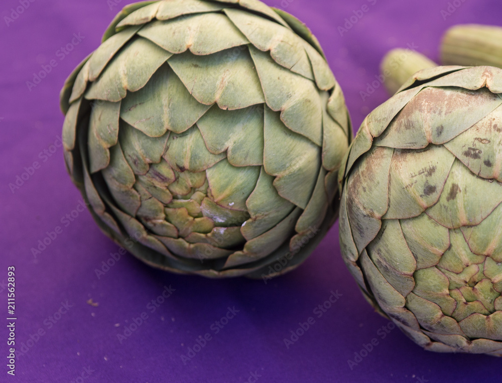 Fototapeta premium 2 Artichokes on Purple