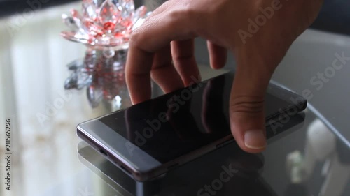 Persona agarrando movil