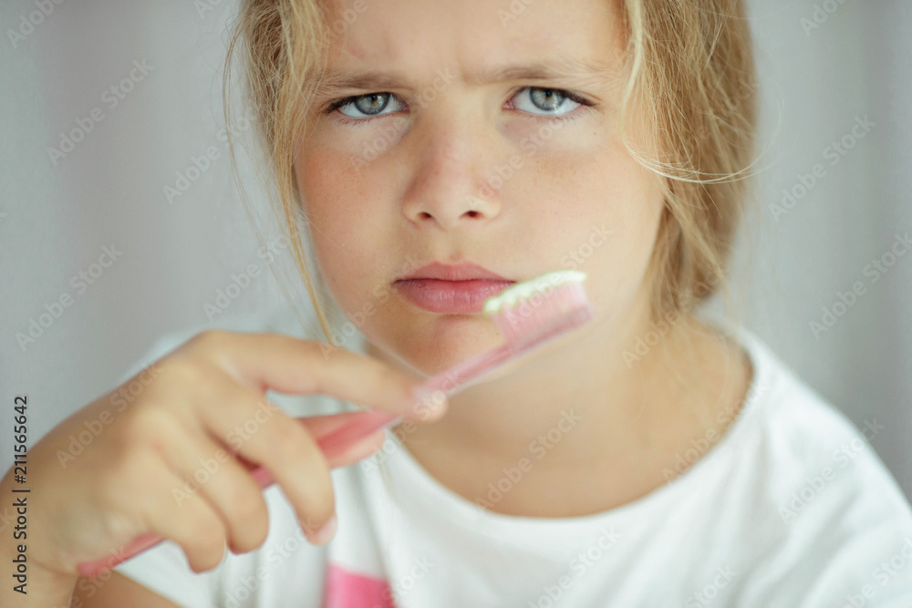 Child cleans teeth
Child cleans teeth