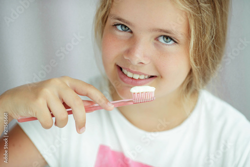 Child cleans teeth 