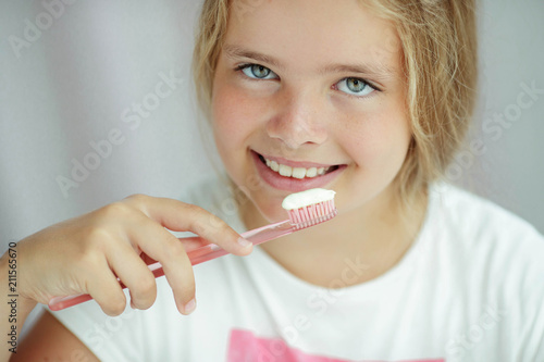Child cleans teeth 