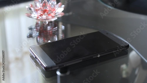 Celular sobre mesa de cristal