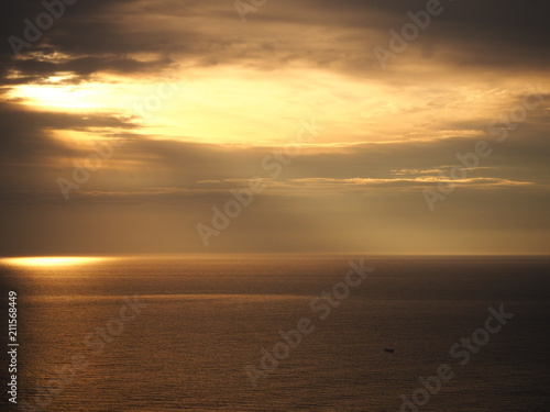 朝焼けに照らされる空と海 © KAZ