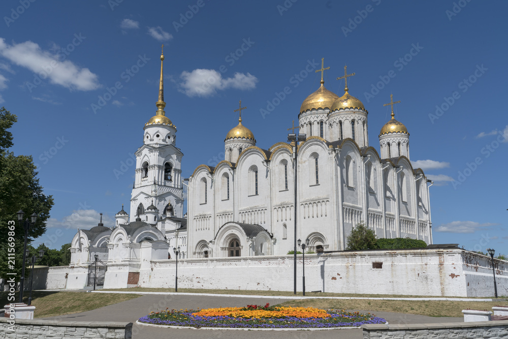 Fototapeta premium Владимир. Успенский собор в сквере им. А.С.Пушкина.