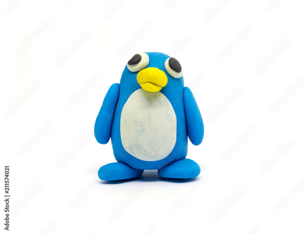 Fototapeta premium Zagraj w ciasto pingwina na białym tle