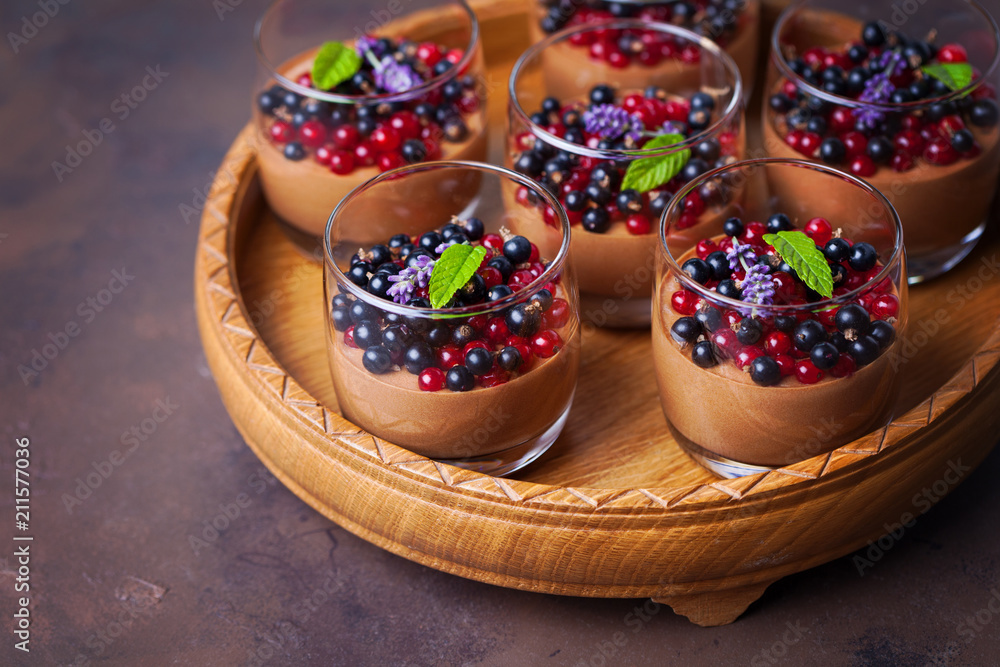 chocolat mousse with summer fruits