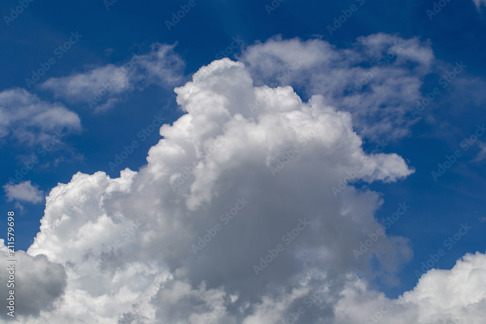 Naklejka premium White fluffy clouds in the blue sky background