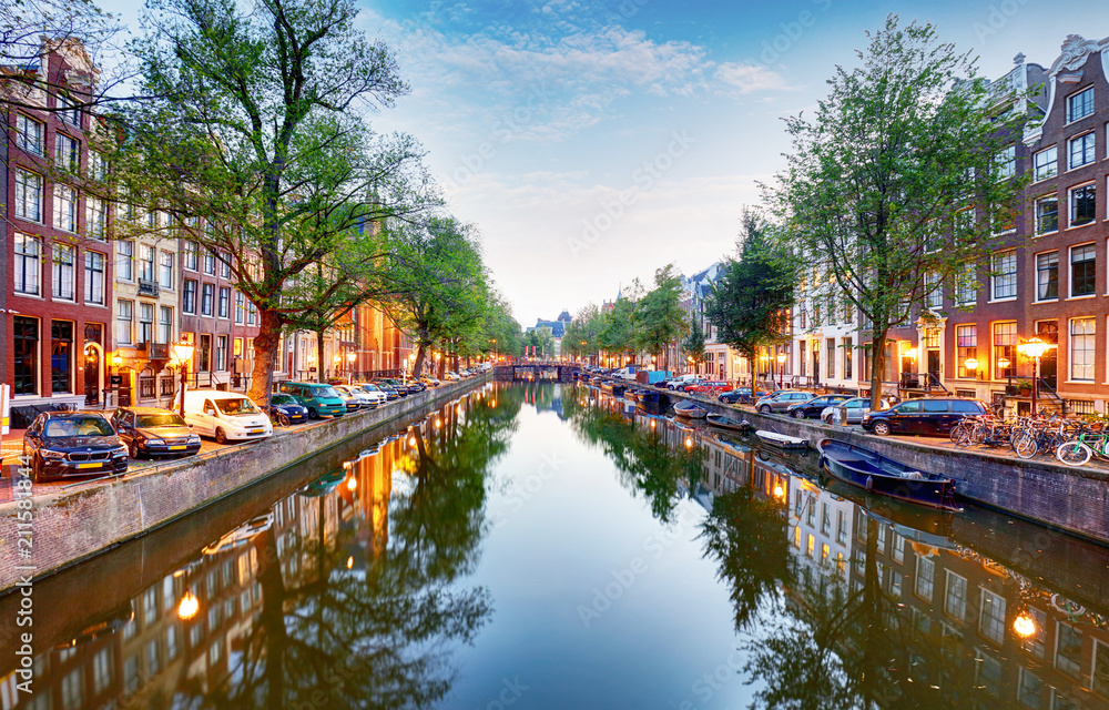 Fototapeta premium Kanał Amsterdam Singel z typowymi holenderskimi domami, Holandia, Holandia.