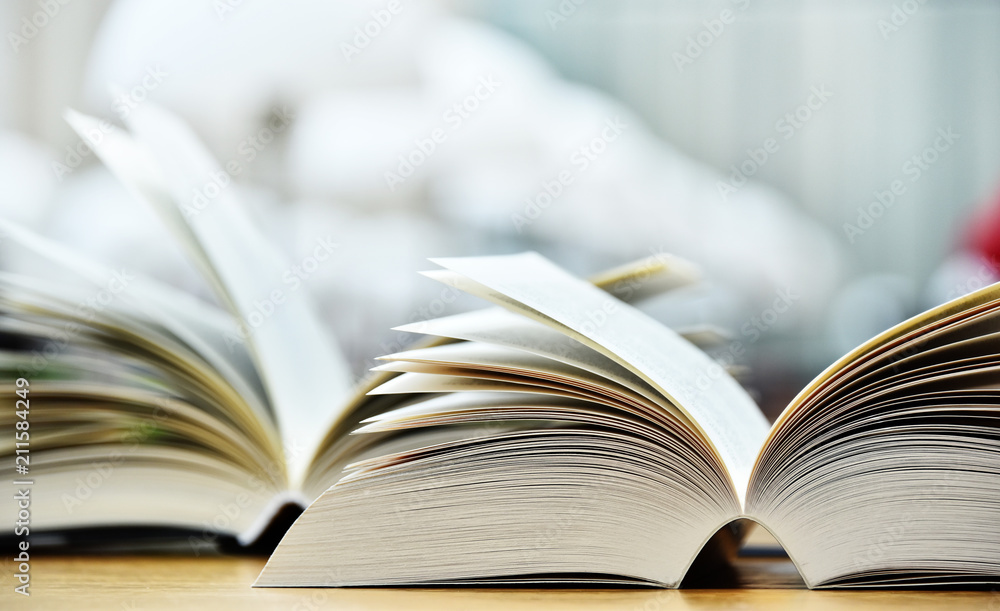 Obraz premium Książki leżące na stole w bibliotece publicznej
