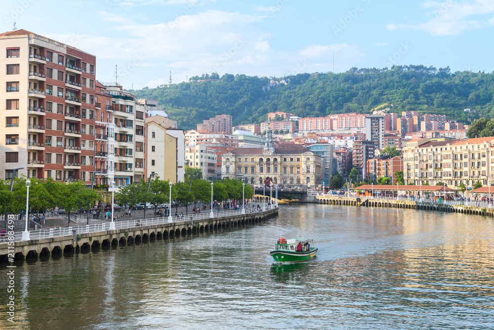 Obraz premium bilbao riverbank views on sunny day