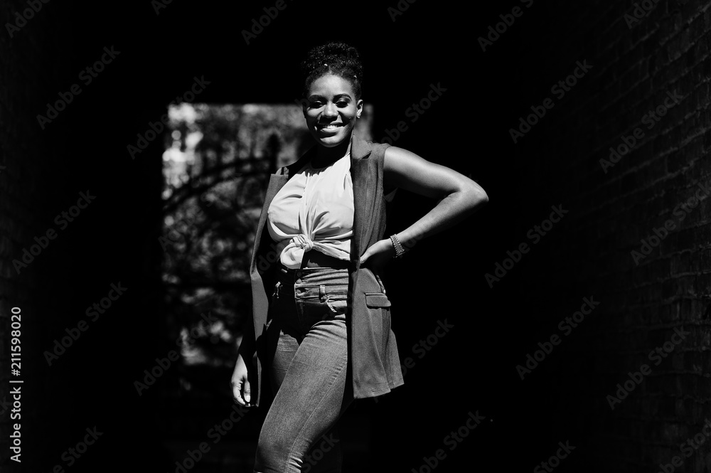 Stylish african american woman posed on tonnel arch at sunny day. Stylish african american woman posed on tonnel arch at sunny day.
