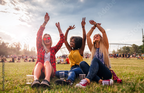Canvas Print Group of multiethnic friends drinking beer ang having fun together at summer mus