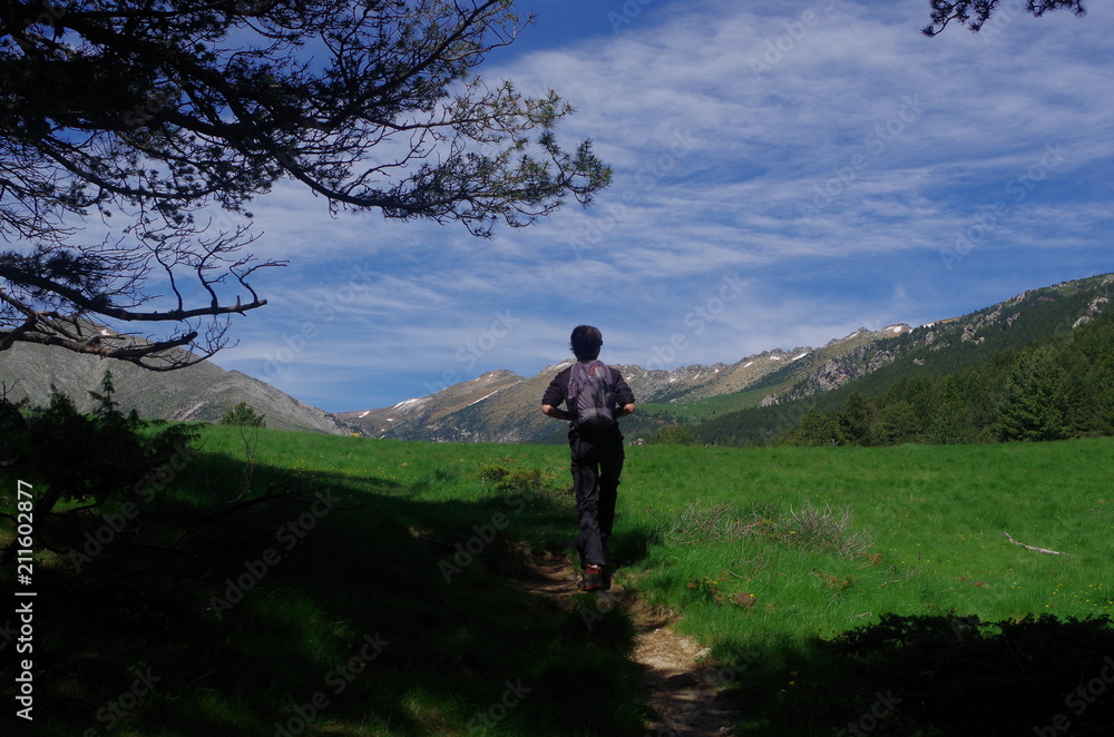 Jeune randonneur en montagne dans les Pyrénées