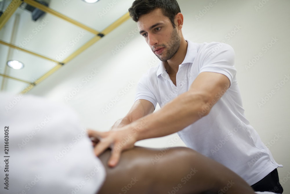 Obraz premium physiotherapist applying massage