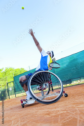Konstfotografi disabled tennis player hits the ball for service
