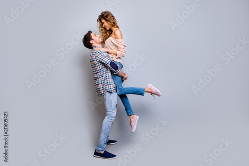 Fotografia Love story! Profile full body portrait of lovely romantic couple, strong man hol