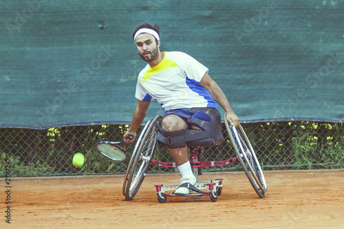 Canvastavla disabled tennis player hits the ball forehand