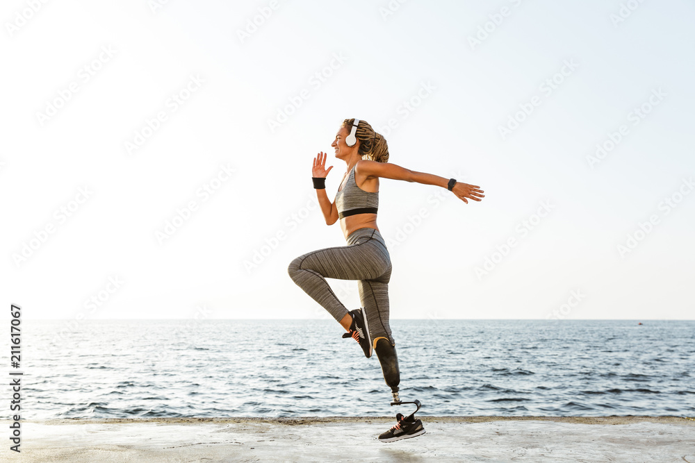 Obraz premium Amazing disabled sports woman running