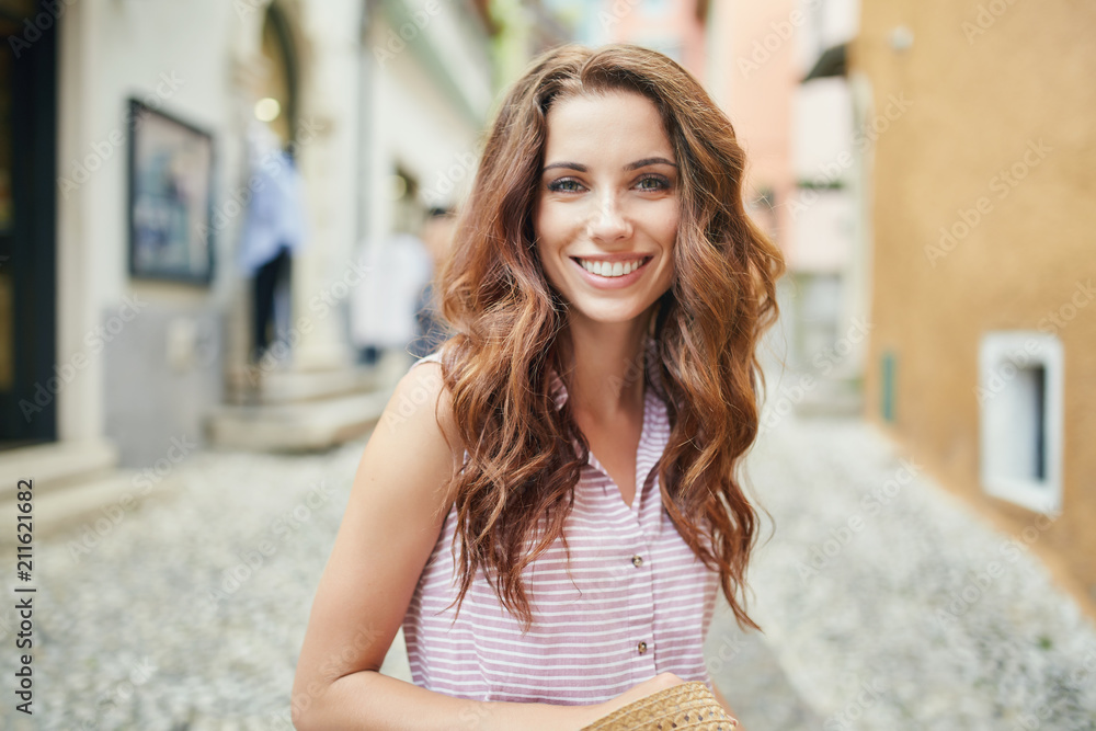 Fototapeta premium Młoda piękna kobieta spaceru ulicami włoskiego miasta